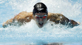 Phelps prišiel o ďalší svetový rekord, maximum prekonala aj 17-ročná znakárka