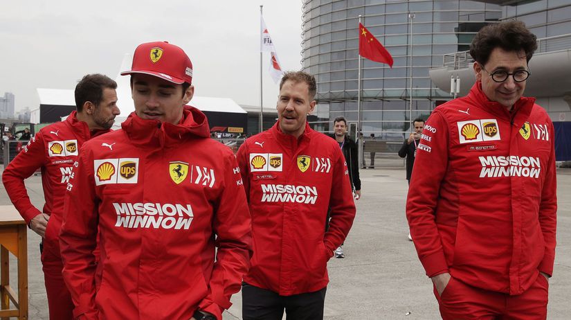 Zľava Charles Leclerc, Sebastian Vettel a šéf...
