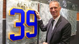 Kúsok chleba, pizza a krídelká. Keď deti pospali, Hašek čaroval