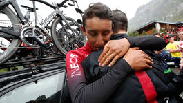 Bernal je novým lídrom Tour, etapu po snehovej búrke skrátili