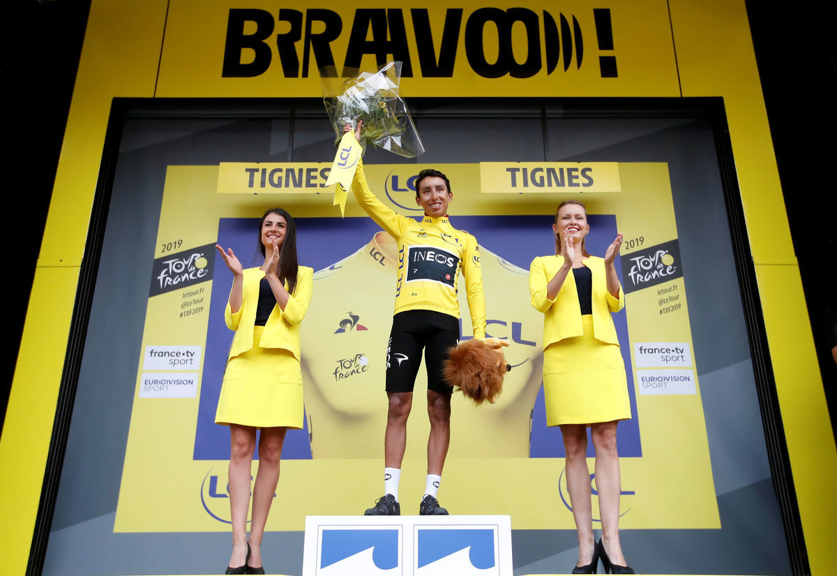 Egan Bernal v žltom drese lídra Tour na pódiu v...