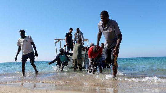Organizácia Červeného polmesiaca vytiahla z mora pri pobreží Líbye telá 62 migrantov