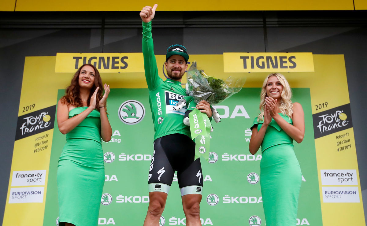 Peter Sagan v zelenom drese na pódiu.