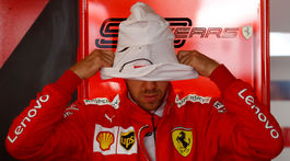 Maranello, máme problém. Zo šampióna môže byť nosič vody