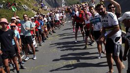 Dôležití ľudia na Tour. Z penisov robia sovičky 