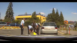Opitý Čech nacúval do policajného auta. Namerali mu 3 promile