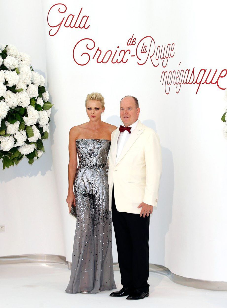 Princ Albert a princezná Charlene na bále...