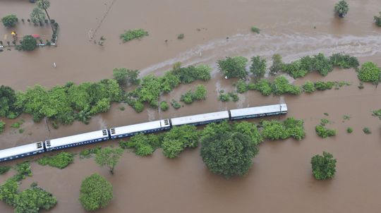 Indická armáda evakuovala 700 pasažierov zo zaplaveného vlaku