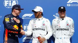 Štart z pole position si ukoristil Hamilton, nepochopiteľná blamáž Ferrari