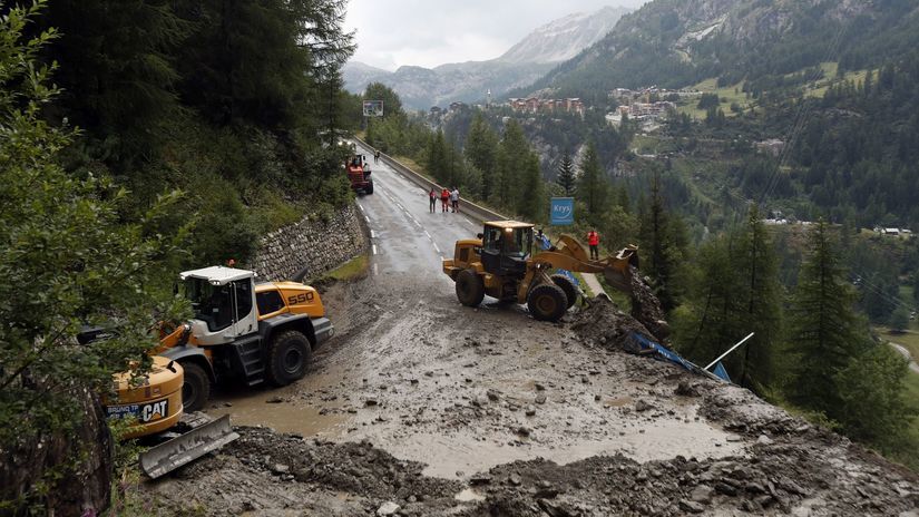 Ťažké mechanizmy na neprejazdnej trati vedúcej...
