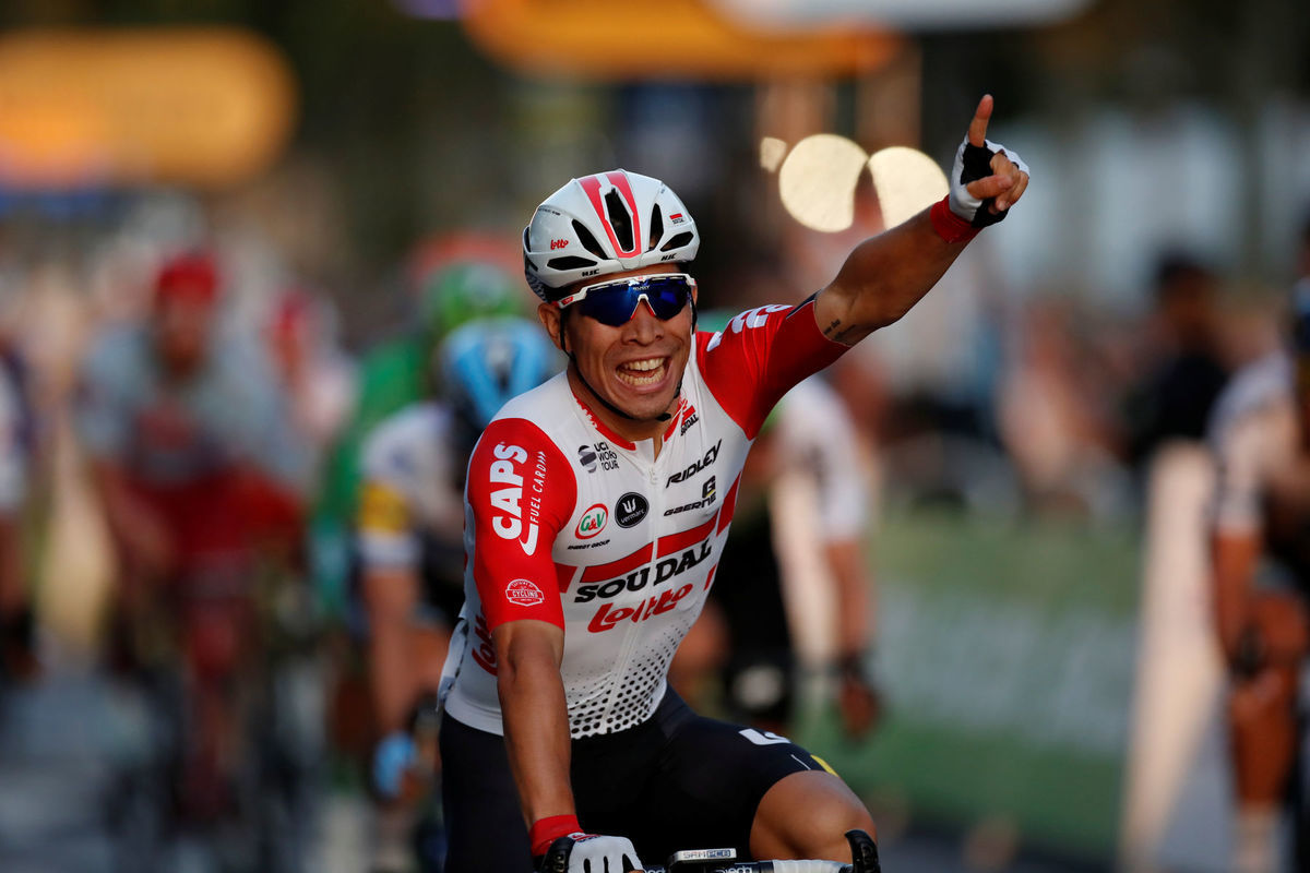 Caleb Ewan oslavuje triumf v Paríži.