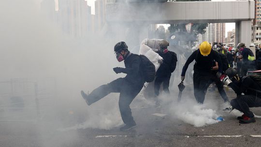 Polícia proti demonštrantom v Hongkongu zasiahla opäť aj gumovými projektilmi