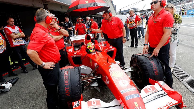 Mick Schumacher v boxovej uličke vo Ferrari F2004.