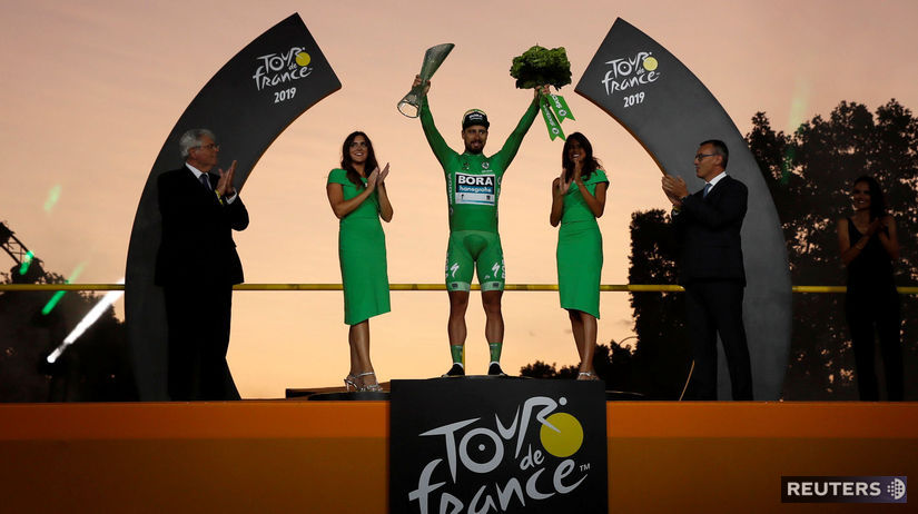 Peter Sagan na pódiu v Paríži.