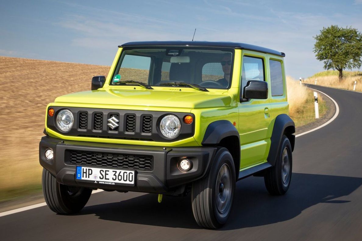 Jimny ostáva verné prísne hranatým kontúram....
