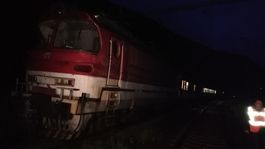 Pri Hronskej Dúbrave narazil rýchlik do spadnutého stromu