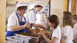 Niekde sa už obedy platili vopred, inde až v septembri