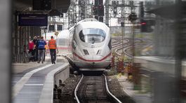 Muž sotil vo Frankfurte matku s dieťaťom pod vlak, chlapec zomrel