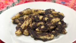 Video: Ochutnajte makové šúľance s karamelom. Iné už nebudete chcieť