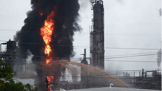 Pri výbuchu v rafinérii Exxonu v Texase sa zranilo šesť ľudí