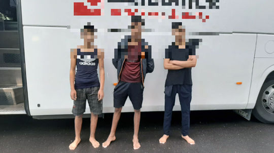 Na podvozku autobusu v Krupine sa ukrývali traja migranti 