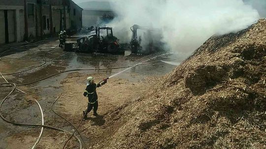 Pri požiari traktora na hospodárskom dvore v obci Kostolná Ves zasahuje 40 hasičov