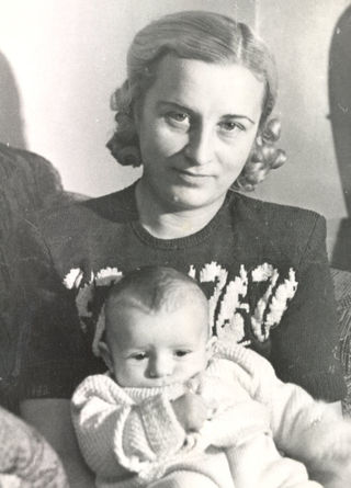 Manželka gen. Goliana Jarmila s trojmesačným...