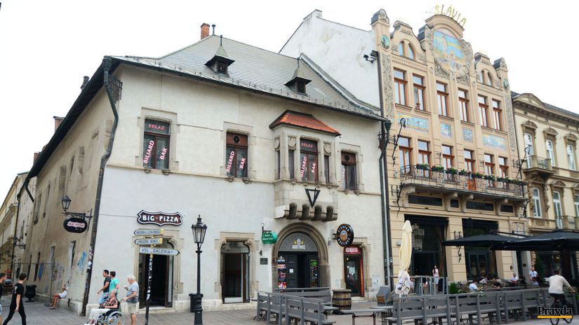 Pivovar Hostinec (vľavo) v centre mesta patrí...