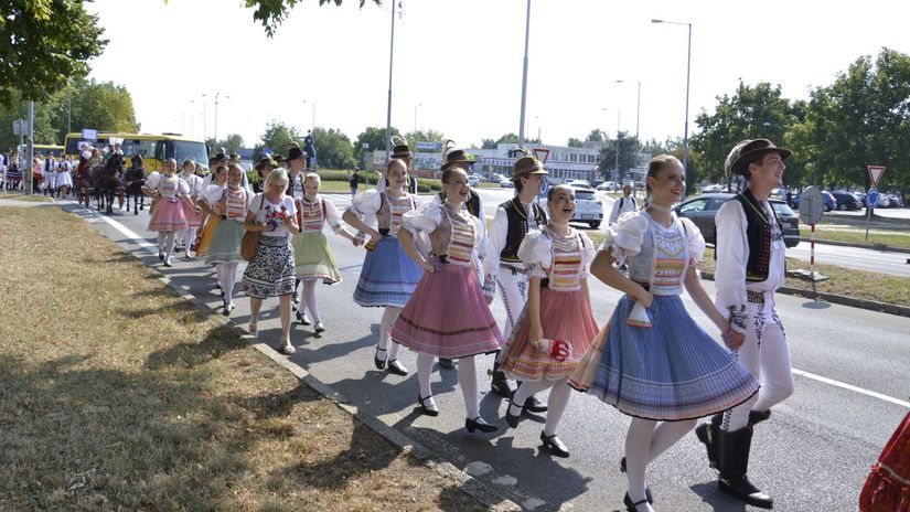 Zemplínske slávnosti - sprievod folkloristov.