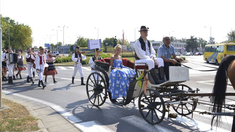 Zemplínske slávnosti - sprievod folkloristov.