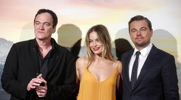 Zľava: Režisér Quentin Tarantino, herečka Margot Robbie a herec Leonardo DiCaprio.