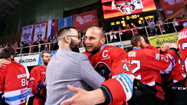 Hrával s Crosbym, je vicemajster sveta. Surový ukončil kariéru