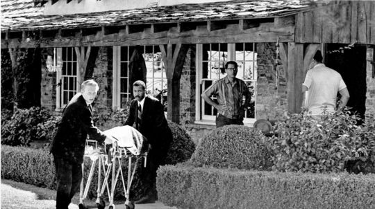 Záber z 9. augusta 1969, keď polícia odnáša...