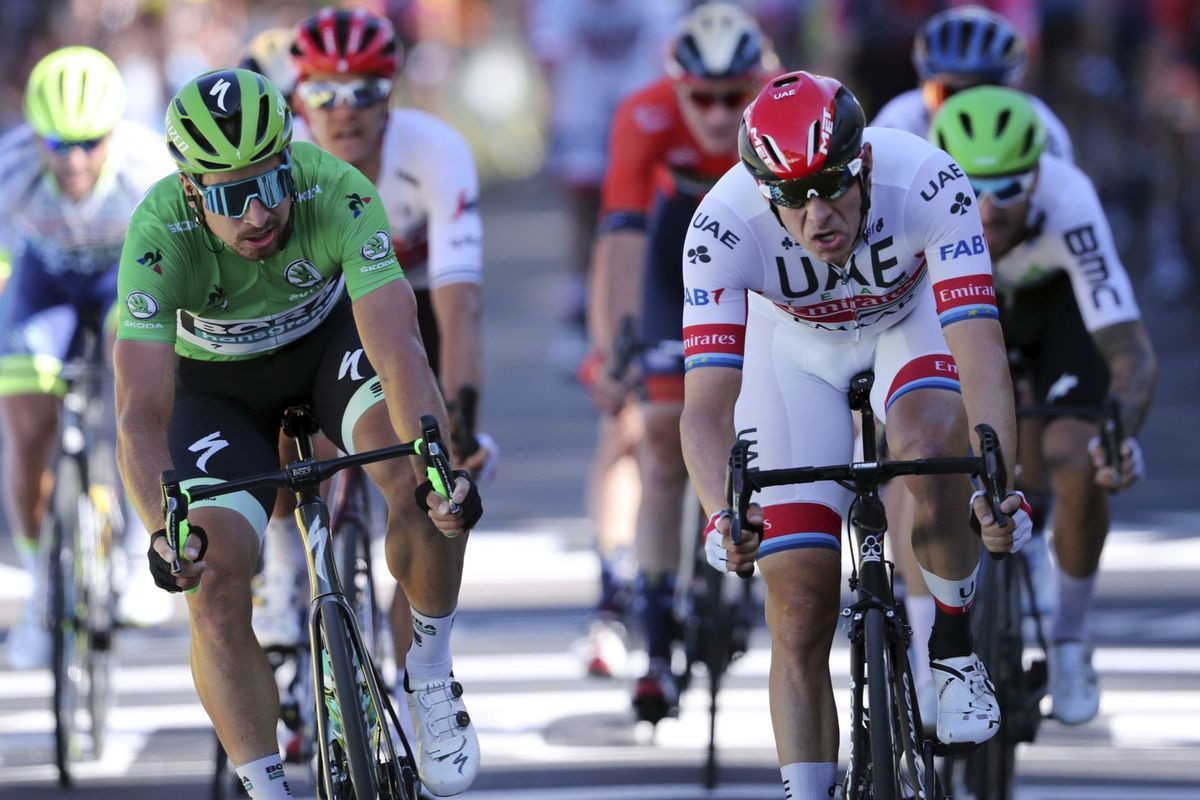 Peter Sagan v zelenom drese vedúceho pretekára...