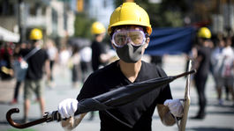 Polícia zasiahla voči protestujúcim v Hongkongu slzotvorným plynom 