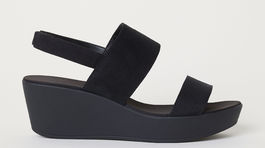 Inšpirácia 80-tymi a 90-tymi rokmi: Sandále na plochej vyvýšenej (platformovej) podrážke, alebo modely, pri ktorých sa začal výraznejšie využívať plast. Túžite po takomto návrate? Skúste napríklad sandále H&M za 19,99 eura. 