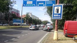Nehoda v Bratislave: Taxík s dieťaťom skončil na streche
