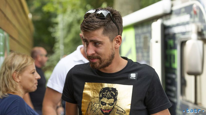 Peter Sagan prichádza na tlačovú konferenciu v...