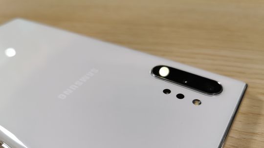 Mikrofón je dômyselne ukrytý vedľa šošoviek...