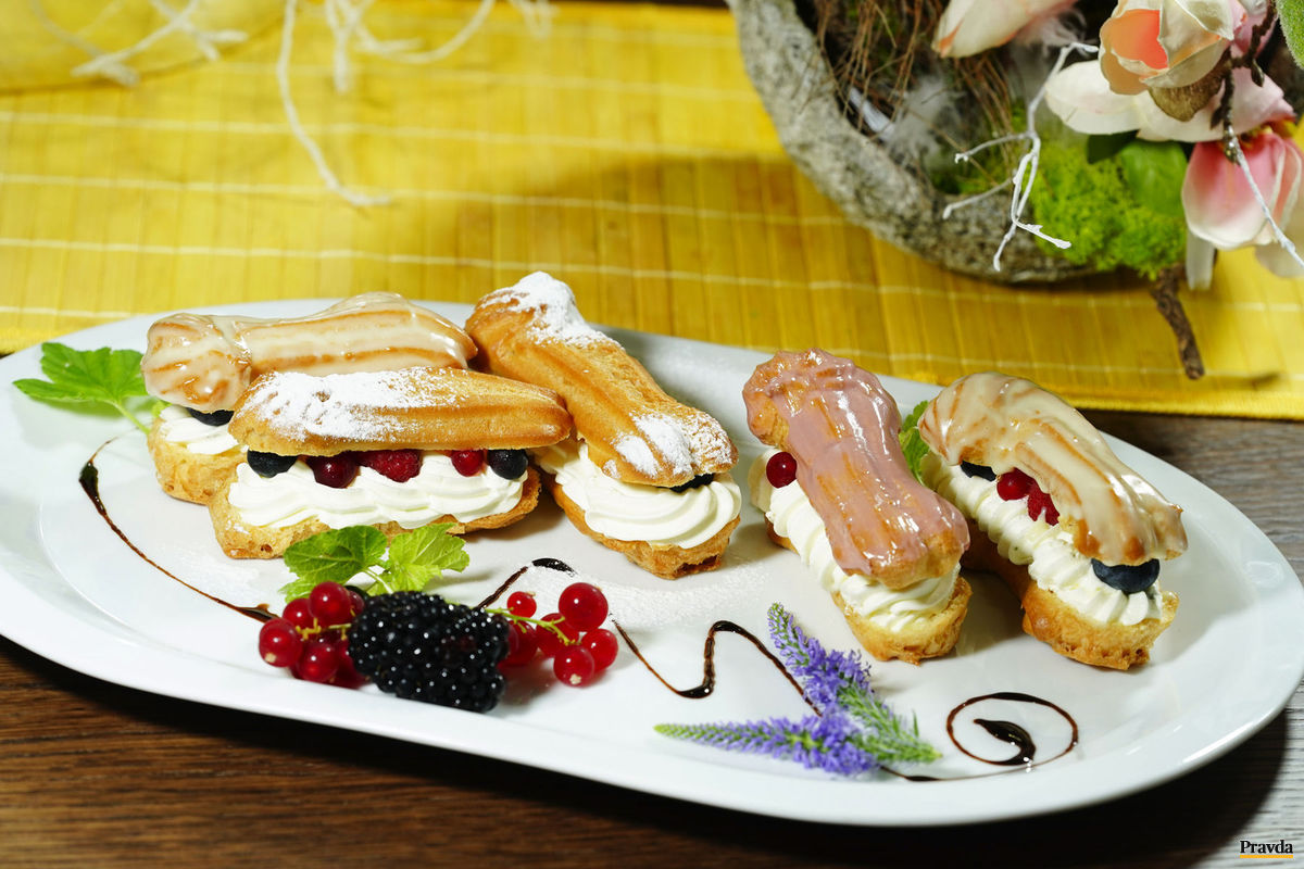 Odpaľované „eclairs“ s kokosovou penou a lesným...