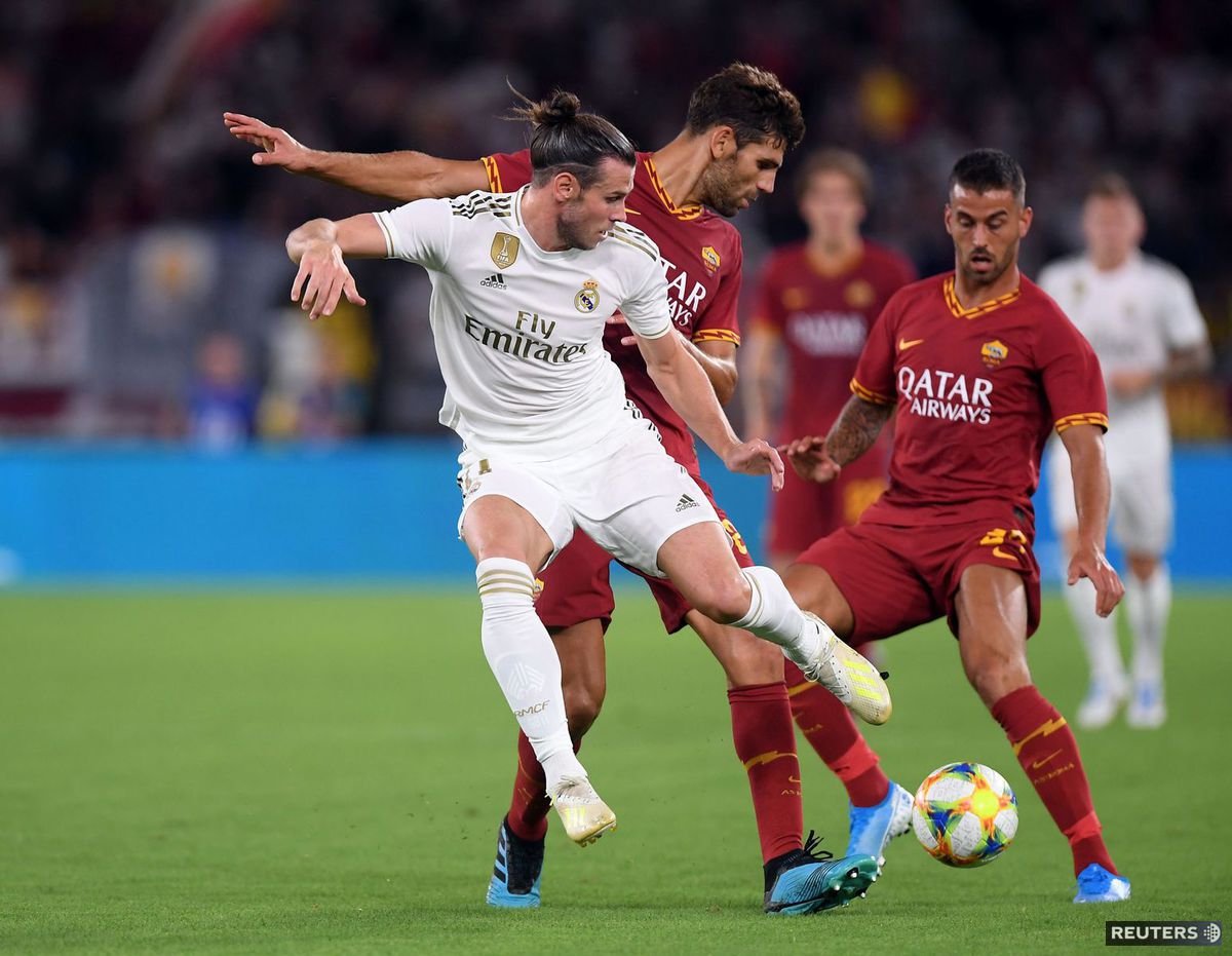 Krídelník Realu Madrid Gareth Bale v súboji s...