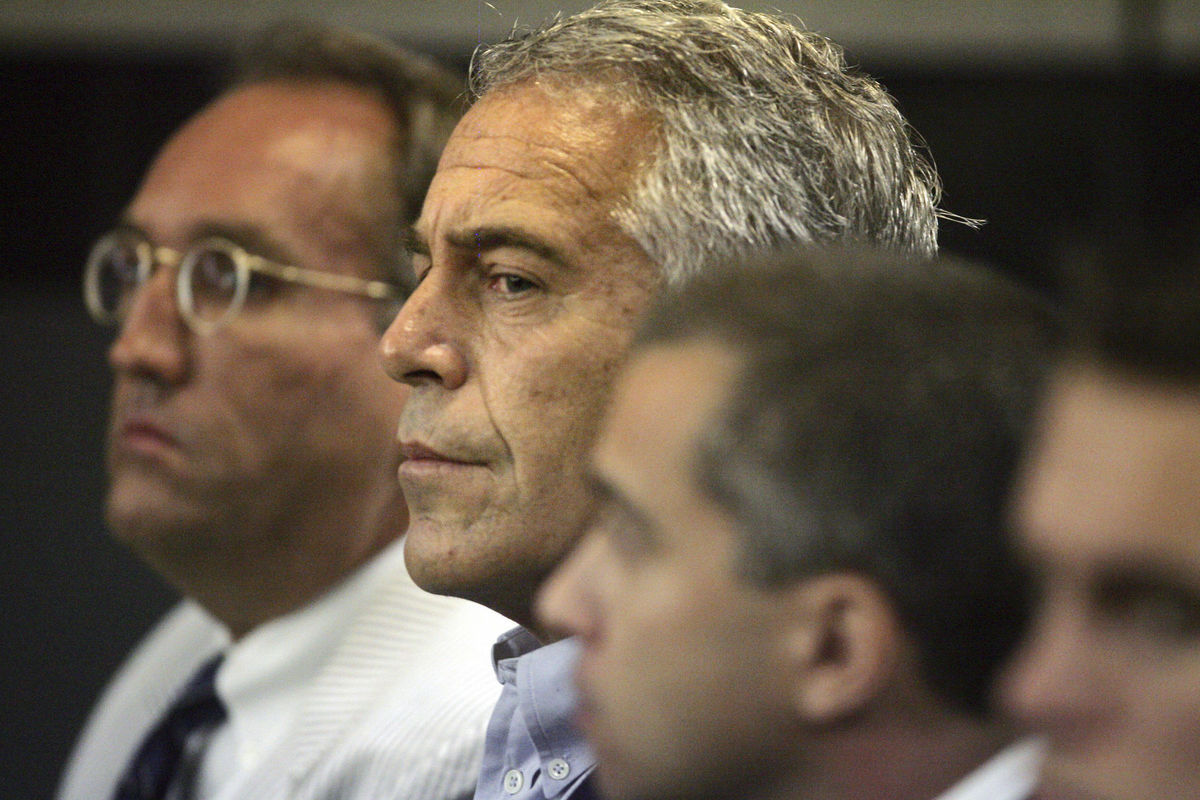 Jeffrey Epstein (druhý zľava) na archívnej...