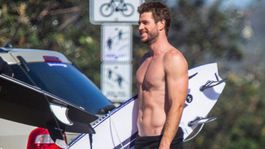 Pár dní po rozchode? Usmiaty Hemsworth hore bez, Miley si užívala na jachte 