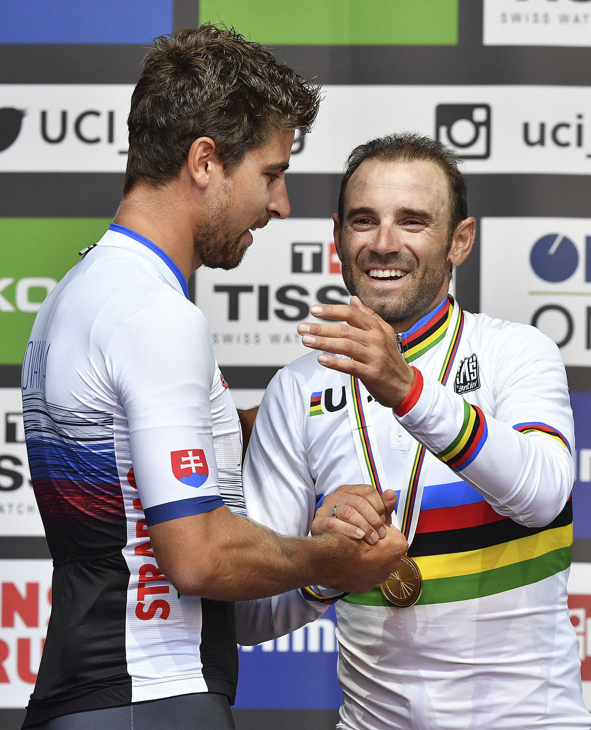Peter Sagan gratuluje Alejandrovi Valverdemu k...