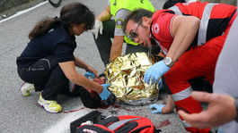 Na Vuelte mal byť lídrom. Po zrážke s autom ďakuje za život 