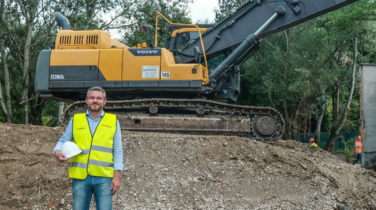 Premiér SR Peter Pellegrini pri búraní skeletu...