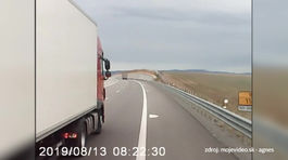 Kamióny nesmú predbiehať na diaľnici. Pozrite si šialený manéver na R2