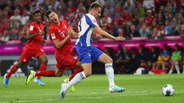 Hertha s Dudom pokazila Bayernu štart, majstra zachránili VAR a Lewandowski