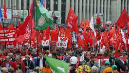 V Moskve protestovali komunisti aj stúpenci opozície