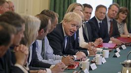 Viac ako 100 poslancov žiada Johnsona, aby okamžite zvolal parlament